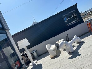 Terrace/patio - Stylish modern seaside cottage `The Cove` (Trearddur Bay)