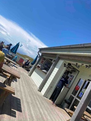Outdoor dining - Stylish modern seaside cottage `The Cove` (Trearddur Bay)