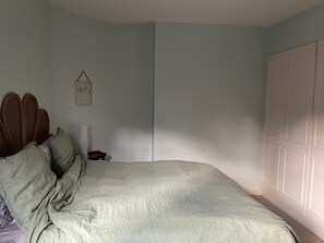 2 bedrooms, iron/ironing board, WiFi - 2BR flat with extended living room and Tennis (London)