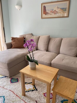 Living area - 2BR Flat With Extended Living Room and Tennis (London)