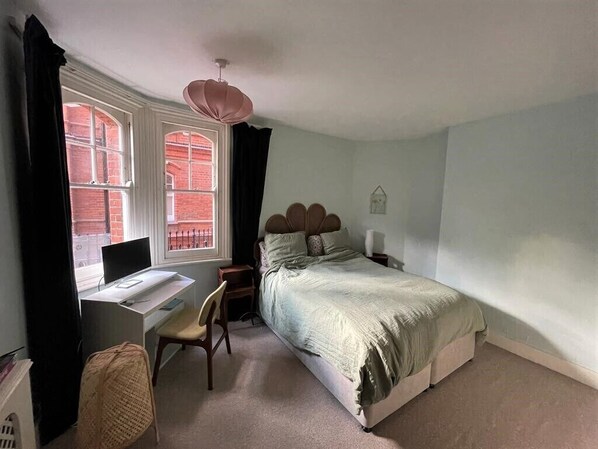 2 bedrooms, iron/ironing board, WiFi