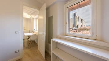 Comfort Apartment | Premium bedding, down duvets, individually decorated