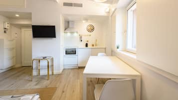 Apartamento conforto | Área de estar | TV de tela plana 32 polegadas com canais digitais, TV