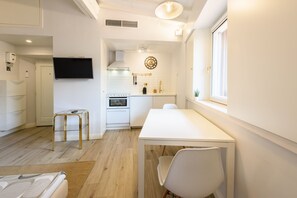 Comfort-Apartment | Wohnbereich | 32-Zoll-Flachbildfernseher mit Digitalempfang, Fernseher