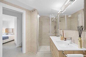 Dusche, umweltfreundliche Kosmetikartikel, Haartrockner, Handtücher