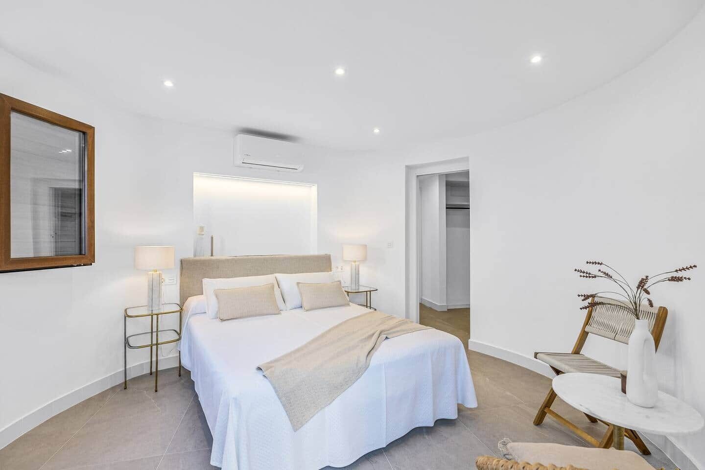 3 dormitorios, tabla de planchar con plancha, cuna de viaje