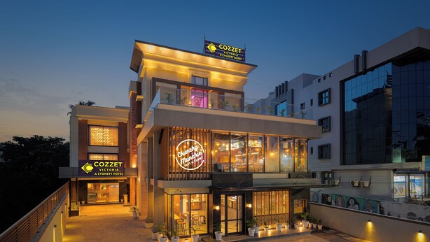 Un hotel moderno con un llamativo letrero que dice 'COZZET VICTORIA A CYGNET HOTEL'.