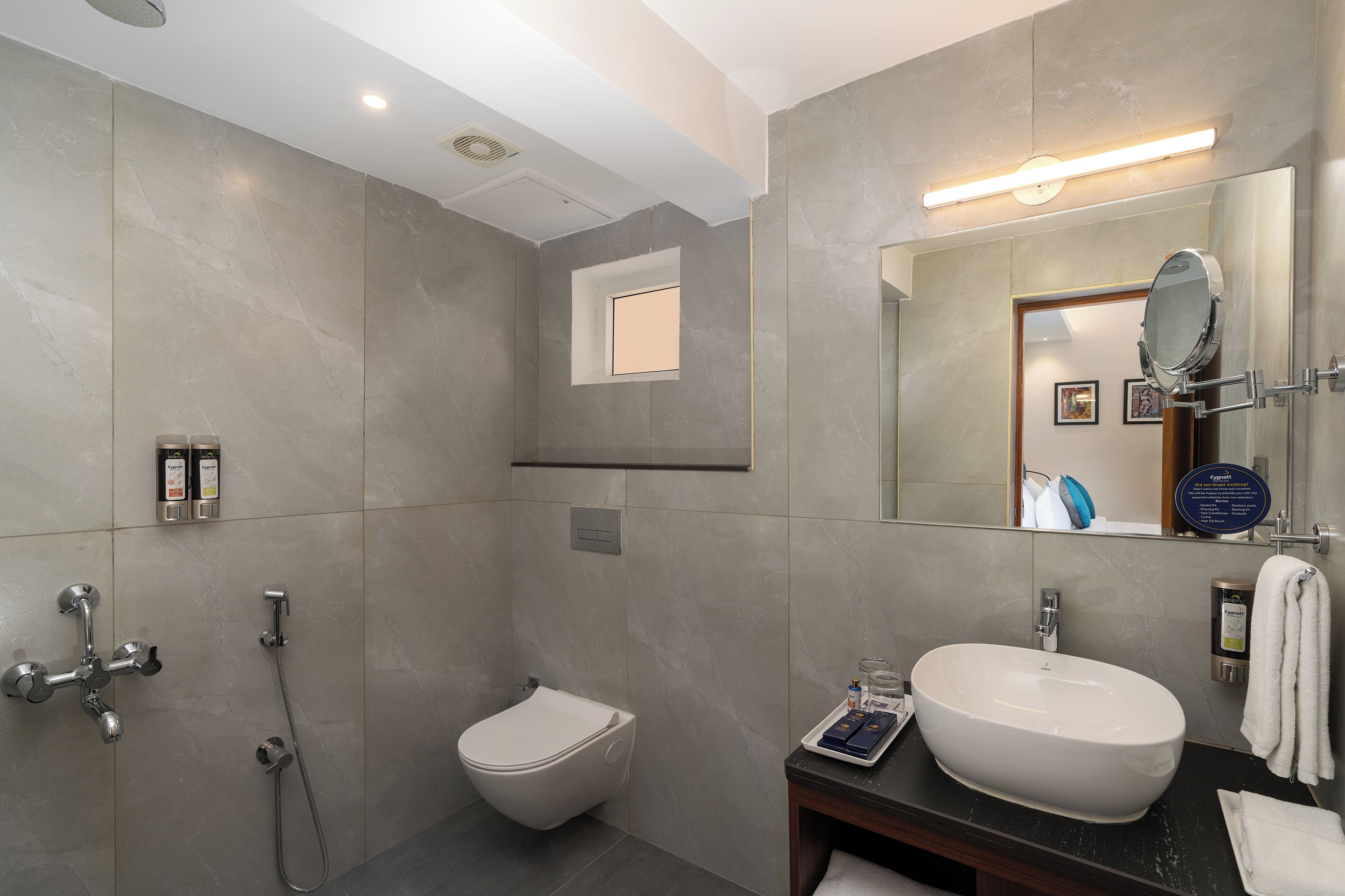 Un baño moderno con un lavamanos grande, un inodoro y una zona de ducha.