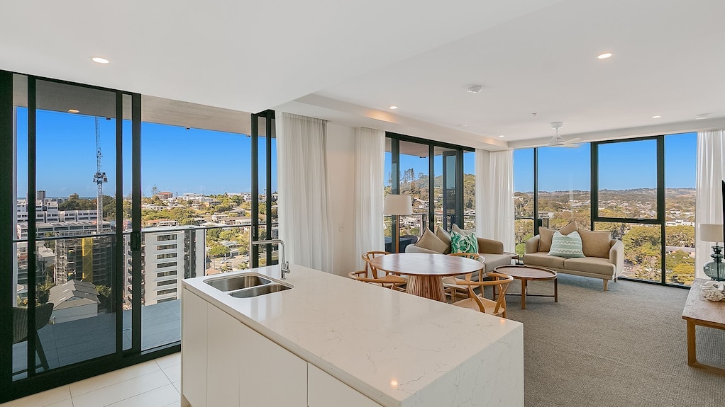 X Kirra Beach Apartment 1302 - Modern & Luxurious - Min. 3 Night Stays - Coolangatta