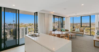 X Kirra Beach Apartment 1302 - Modern & Luxurious - Min. 3 Night Stays
