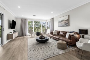 Smart TV, books - Beautiful acreage and recently renovated house, sure to delight!  (Kurmond)