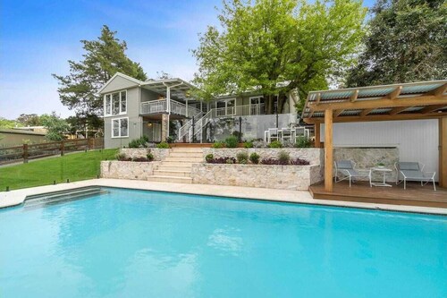 Beautiful acreage and recently renovated house, sure to delight! 