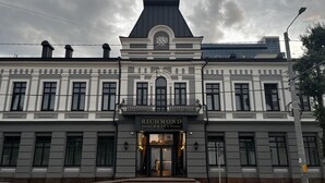 A historic building with the number 1880 on the facade, labeled as 'Richmond Hotel'. - Richmond Hotel (Chisinau)