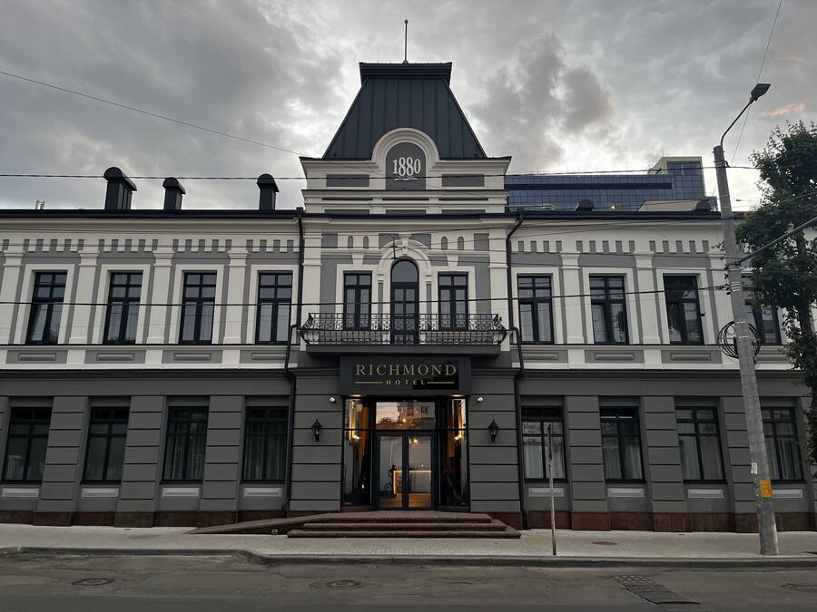 Un edificio histórico con el número 1880 en la fachada, identificado como 'Richmond Hotel'.