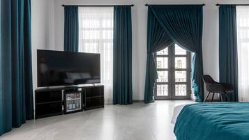 Suite – exclusive | Minibar, safe på rommet, skrivebord og blendingsgardiner