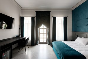 高級客房 | 迷你吧、客房內保險箱、書桌、遮光布/窗簾