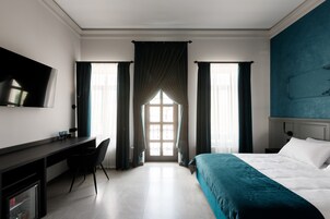 Superior Room | Minibar, in-room safe, desk, blackout drapes