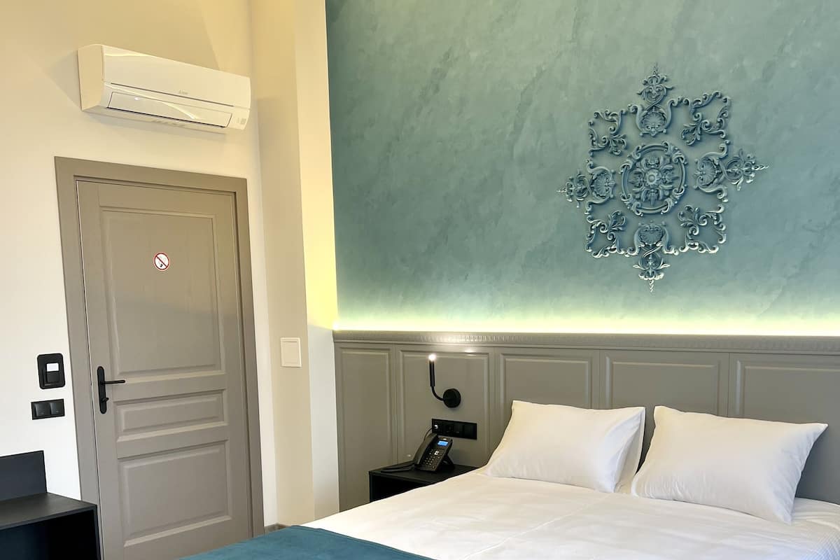 Exclusieve tweepersoonskamer | 1 slaapkamer, een minibar, een kluis op de kamer, een bureau
