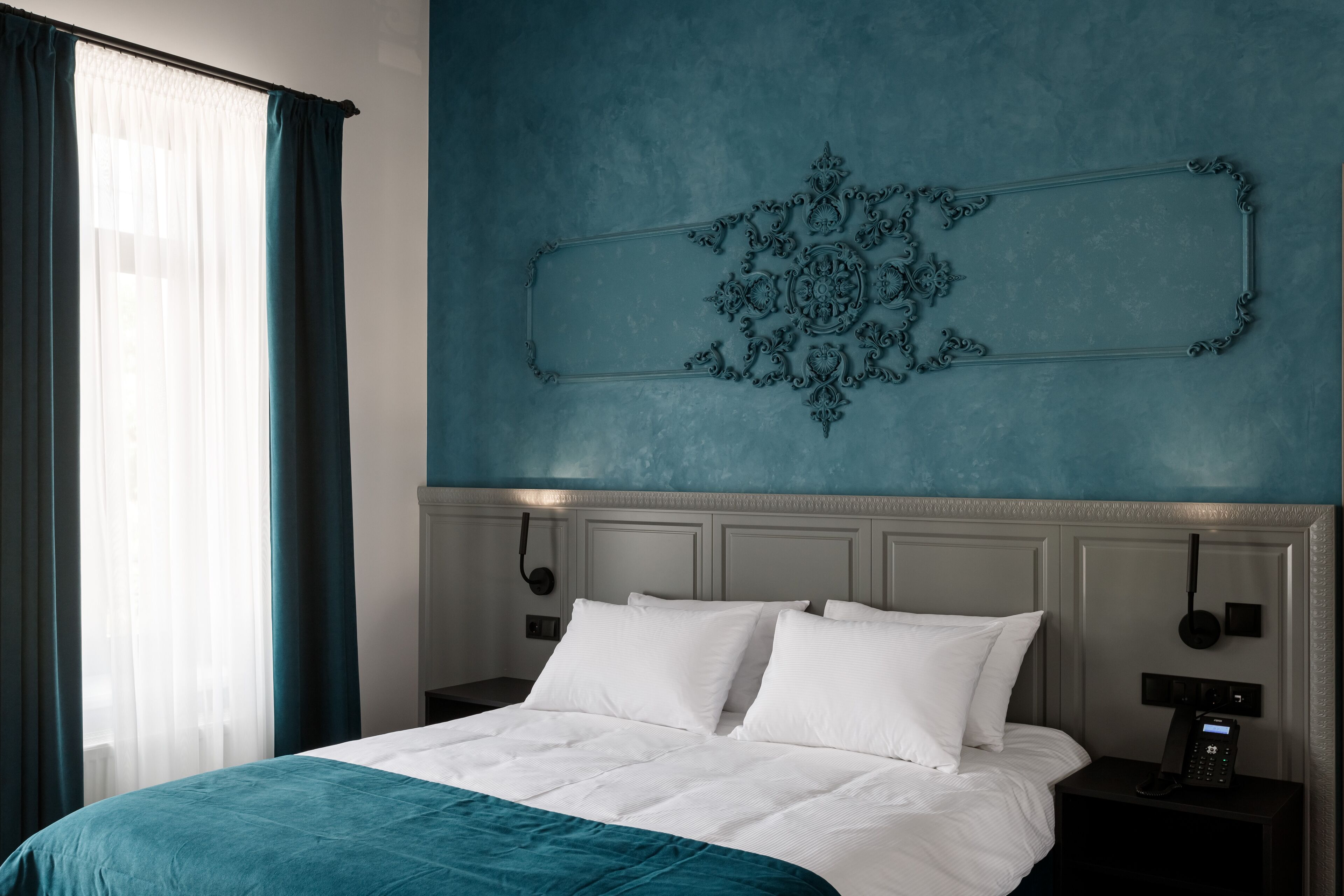 Minibar, caja de seguridad en la habitación y escritorio 