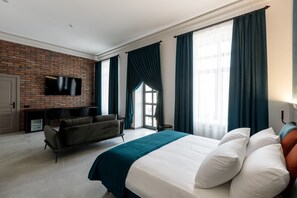 Suite estándar | Minibar, caja fuerte, escritorio y cortinas opacas