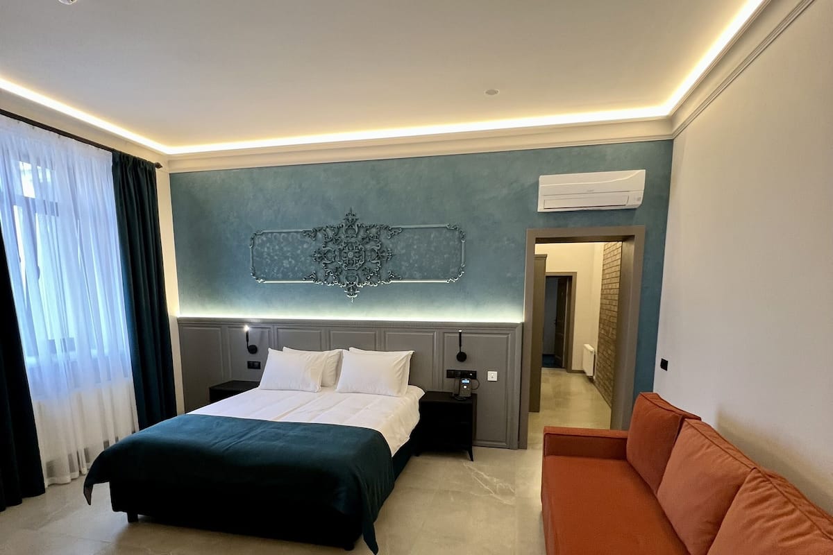 Familiekamer | 1 slaapkamer, een minibar, een kluis op de kamer, een bureau