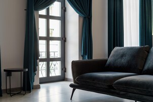 Standard Suite | Minibar, in-room safe, desk, blackout drapes