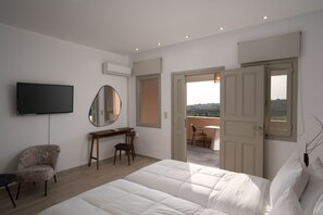 3 soverom, individuelt innredet, skrivebord og skrivebord for bærbar PC