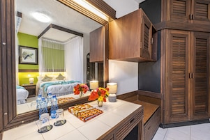 Escritorio, wifi gratis, ropa de cama