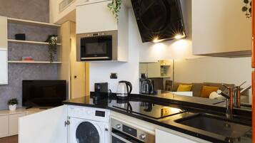 Apartemen Deluks | Dapur pribadi | Lemari es besar, microwave, oven, dan kompor