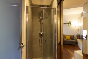 Deluxe-Apartment | Dusche im Bad
