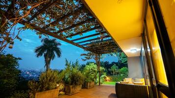2 bedrooms, in-room safe, iron/ironing board, free WiFi