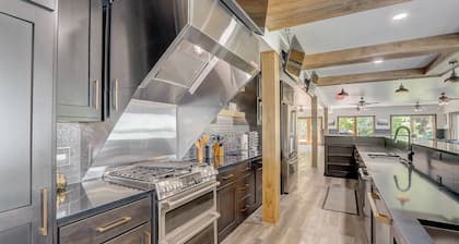 Lakefront! Huge Game RM + Chefs Kitchen! Sleep 40!