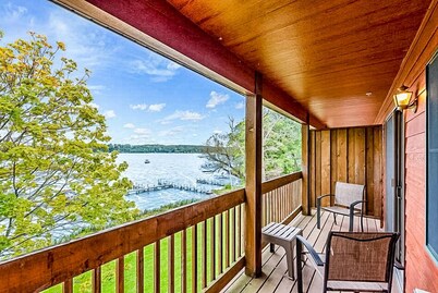 Lakefront! Huge Game RM + Chefs Kitchen! Sleep 40!