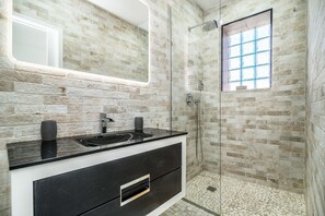 Chuveiro, secador de cabelo, toalhas de banho, shampoo