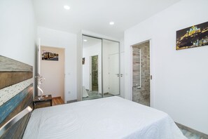 1 quarto, ferros/tábuas de passar roupa, berço de viagem