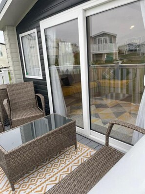 Terrace/patio - 8 Birth Seaview Apartment in Combe Haven Holiday Park (Hastings)