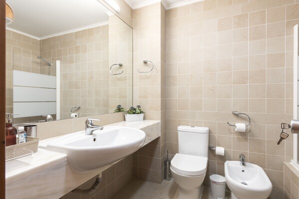 Badekar, hårføner og håndklær