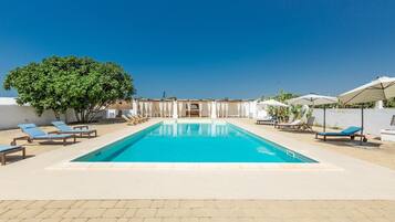 Hồ bơi ngoài trời phục vụ theo mùa