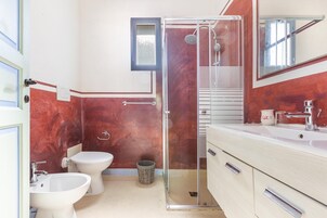 Suite | Baño | Ducha, cabezal de ducha tipo lluvia y toallas