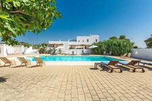Una piscina al aire libre de temporada