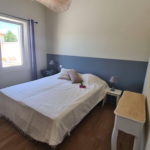 2 bedrooms, travel crib, free WiFi, bed sheets
