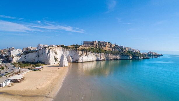A coastal town with buildings on a cliff, a beach, and calm sea. - 3365 A Casa di Anna - Ilaria by Barbarhouse (Vieste)