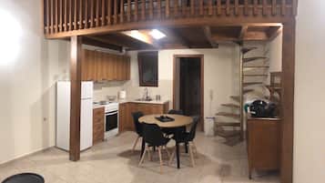 Casa, 1 cama Queen size | Cocina privada | Refrigerador, horno, parrilla de estufa y tetera eléctrica