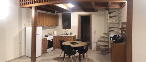 House, 1 Queen Bed | Private kitchen | Fridge, oven, stovetop, electric kettle