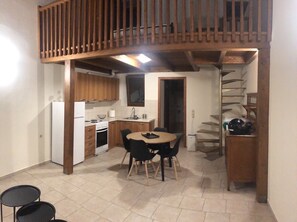 Casa, 1 cama Queen size | Cocina privada | Refrigerador, horno, parrilla de estufa y tetera eléctrica