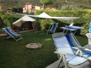 Property grounds - Large apartment with pool and garden, ideal for families, 10 km from the sea. (Sarola)
