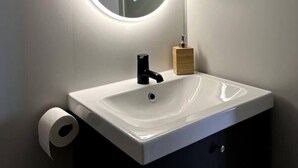 Studio | Bathroom | Shower, towels - Studio-sleeps 4-city Centre-parking-evcharger (Tromsø)