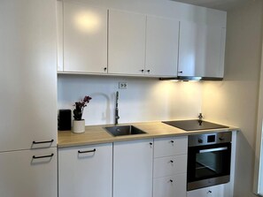 Monolocale | Cucina privata | Frigorifero, forno, piano cottura, lavastoviglie