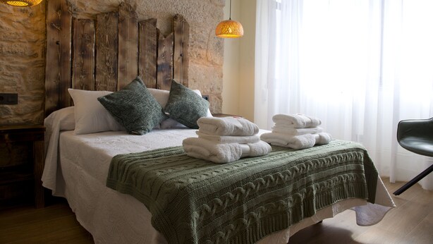 Standard Single Room, 1 Double Bed, Ensuite, City View (11) | Premium bedding, down comforters, WiFi (free), individually decorated - PENSION SOBRADO (Sobrado)