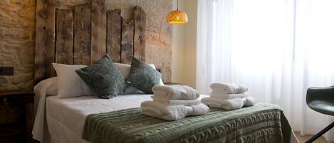 Habitación individual estándar, 1 cama doble, baño privado, vistas a la ciudad (11) | Ropa de cama de alta calidad, edredones de plumas, decoración individual